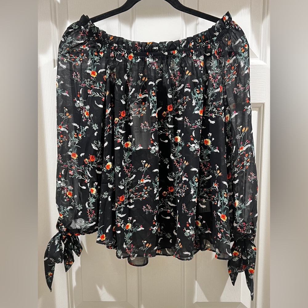 Jenn. NWT Floral Black Blouse with Tie Sleeves SIZE SMALL